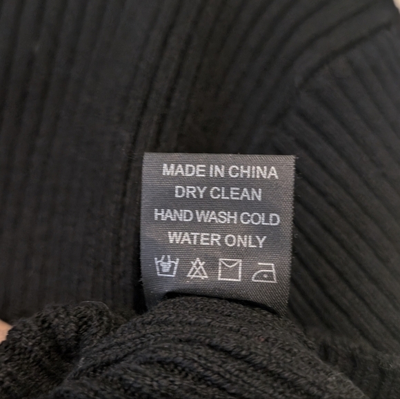 NWT Olivaceous Turtle Neck Sweater Crop XtraLong sleeves Black ripped Size Large - Picture 6 of 9